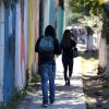Personas caminan por banqueta