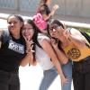 grupo de mujeres jóvenes saludan