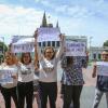 participantes en actividad con pancartas que expresan sus demandas