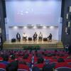 Autoridades del evento frente a asistentes