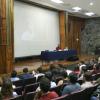 Autoridades del evento junto a asistentes en auditorio