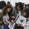 Jóvenes revisan material impreso