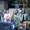 Alumnos en pasillo del plantel