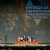 Autoridades del evento en presidium entregando documentos de nombramiento