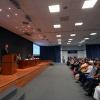Expositor en auditorio frente a asistentes