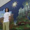 Juan Pedro Ponce Navarro frente al mural que pinto