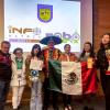 Grupo de alumnas que participaron en evento junto a aserores