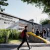 Joven camina frente a la entrada de la preparatoria siete
