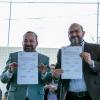 Autoridades del evento sostienen documentos en sus manos