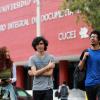Jóvenes frente a instalaciones del cucei
