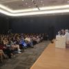 Expositor en auditorio frente a asistentes