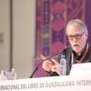 Escritor en charla frente a asistentes