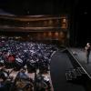 Personas asistentes al evento sentadas en auditorio