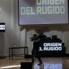Actuación de participante en el escenario del evento