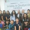 Conferencista junto a grupo de alumnos