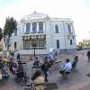 Público asistente en obra de teatro sobre migrantes en la Rambla Cataluña