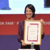 Escritora María Ospina Pizano muestra su premio Sor Juana Inés de la Cruz 