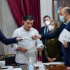 Doctor Ricardo Villanueva Lomelí entrega documento a diputados