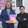par de hombres uno sotiene Glosario Universitario de Lengua de Señas Mexicana impreso