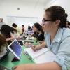 grupo de jóvenes sentados en aula escribiendo