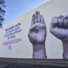 Mural con la intervención urbana Señales de auxilio