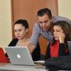 Docentes frente a computadora