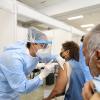 Doctor vacuna paciente