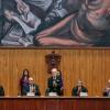 Autoridades del evento en presidium en auditorio