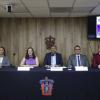 Autoridad del evento sentados en rueda de prensa