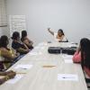 grupo de mujeres indígenas sentadas reunidas en sala de junta