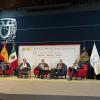 Autoridades del evento sentados en escenario