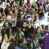 Grupo de mujeres manifestandose en la vía pública