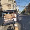 Hombre descarga mercancia de camioneta