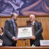 rector general de la u d g doctor Ricardo Villanueva Lomelí entrega reconocimiento a homenajeado