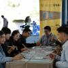 Grupo de personas sentadas participan en evento realizan actividad