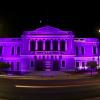 Fachada Museo de las Artes Universidad de Guadalajara iluminado de color púrpura