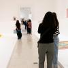 Personas ven exposición